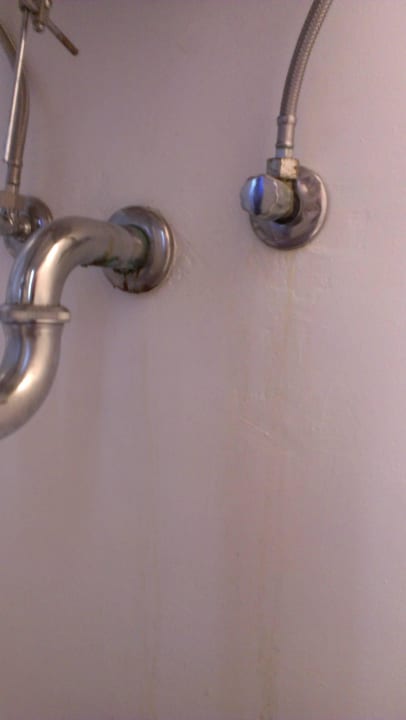 Wasser instalation / Flecken Wand Hotel Ostseehalle Kiel by Première Classe