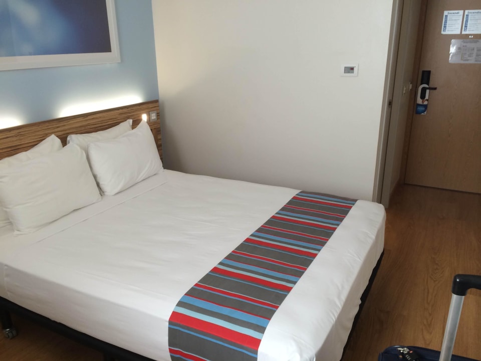 Bedroom Travelodge Barcelona Poblenou