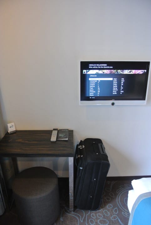 Minischreibtisch, Hocker, Flat-TV Motel One Köln Waidmarkt