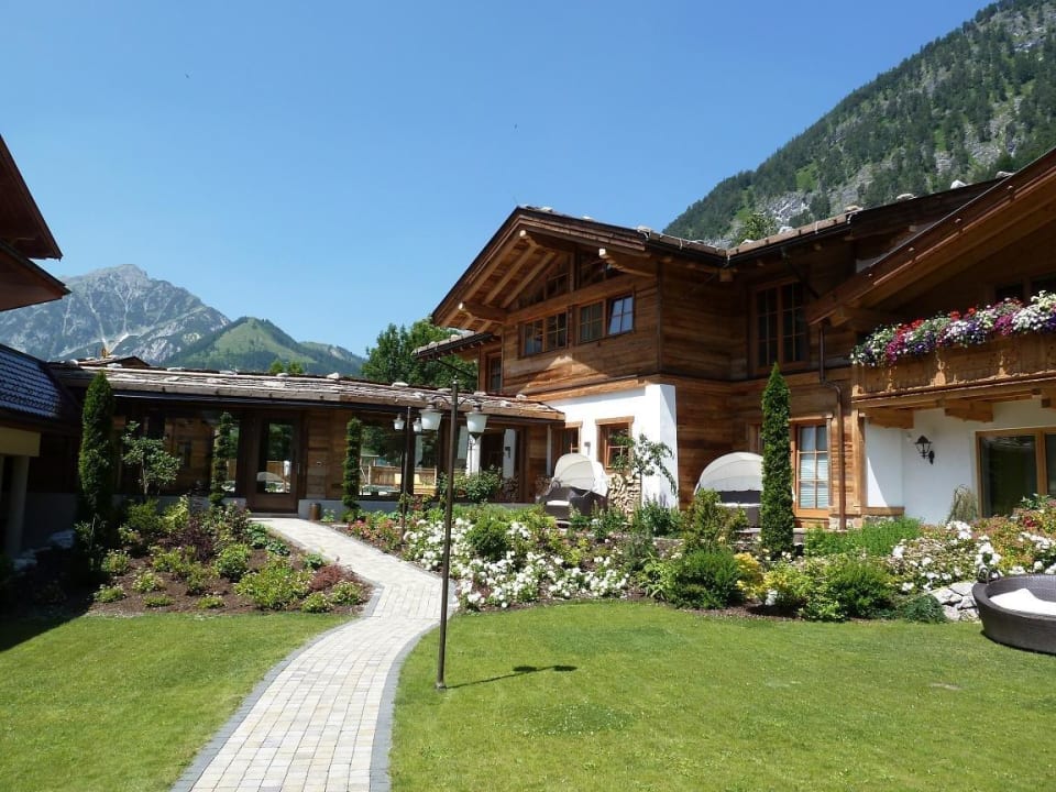 Wellness-Alm und Liegewiese Verwöhnhotel Kristall