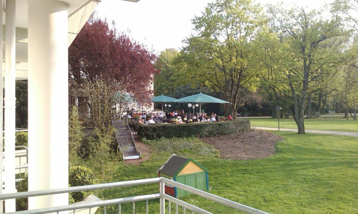 Ansicht Parkseite / Terrasse Nells Park Hotel