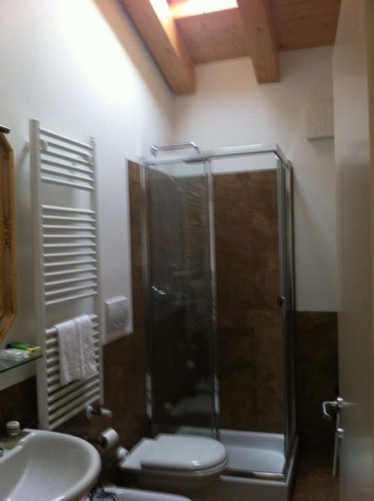 Das Badezimmer unserer Freunde B&B Al Piccolo Clarin