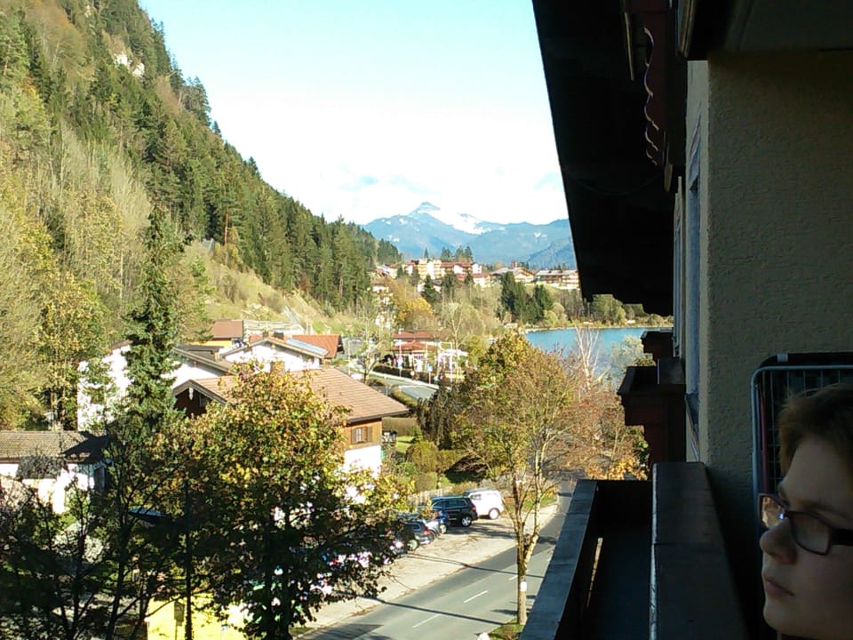 Zur Straßenseite mit seitlichem Blick auf den See Hotel Bellevue am See