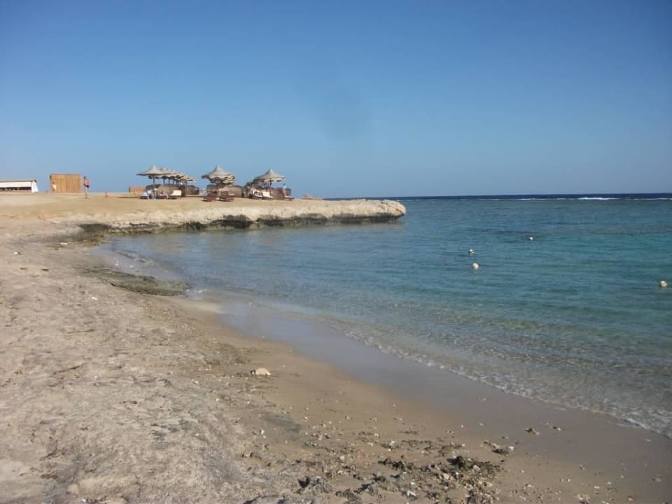 Widok z brzegu na plażę Three Corners Happy Life Beach Resort