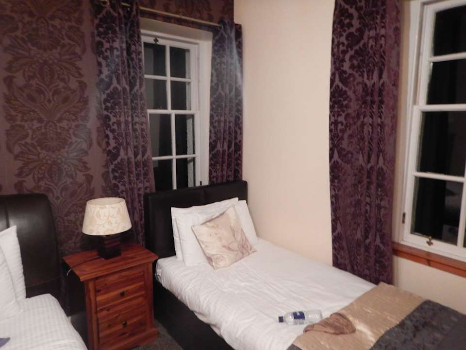 Wnętrze pokoju trzyosobowego North Kessock Hotel