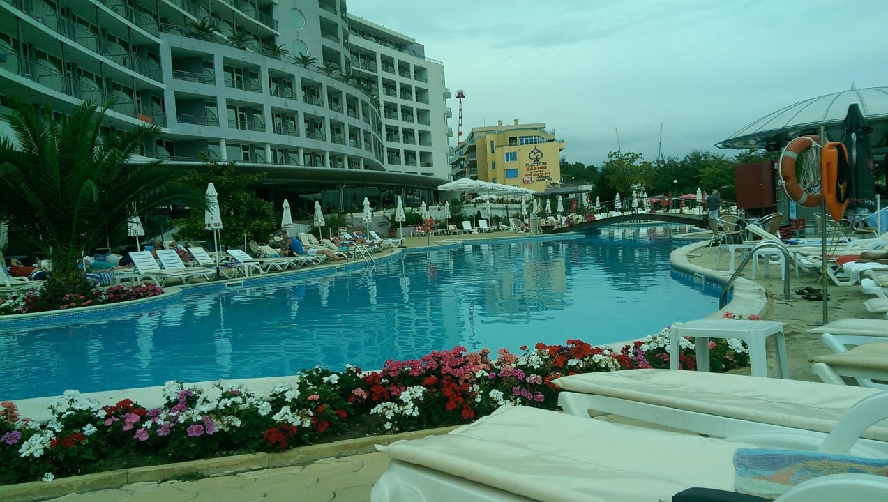 Pool mit Aussicht auf Hotel Sentido Neptun Beach