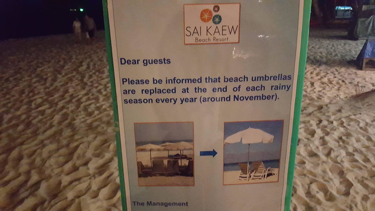 Hinweis auf Wechsel der Sonnenschirme Sai Kaew Beach Resort