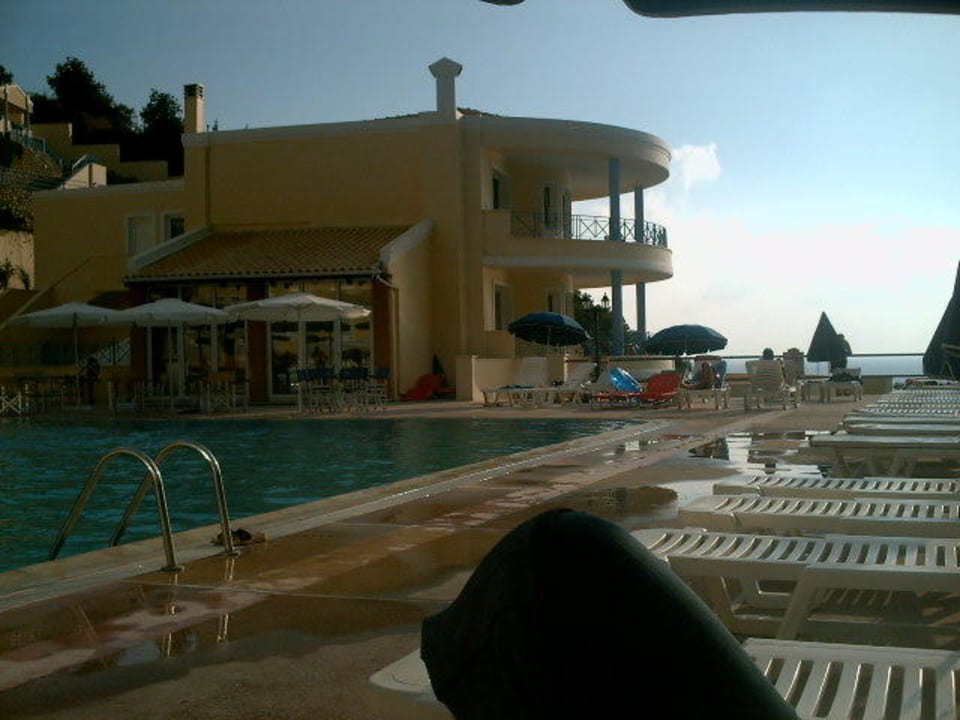 Pool und Hotelanlage Ithea Suites Hotel