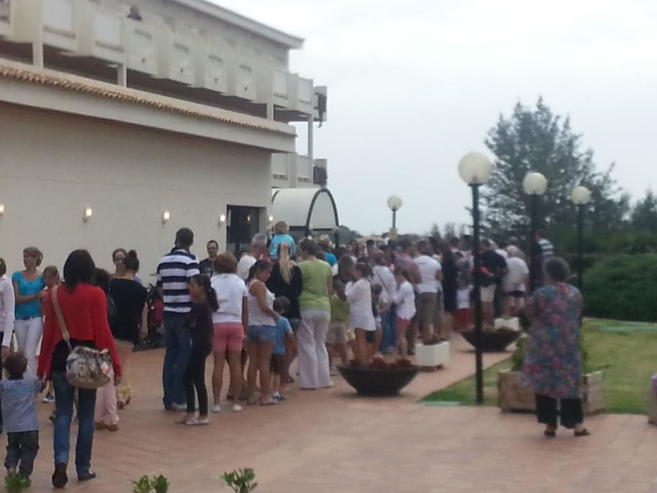 Die riesen Schlange vor dem Restauranteingang blau punta reina