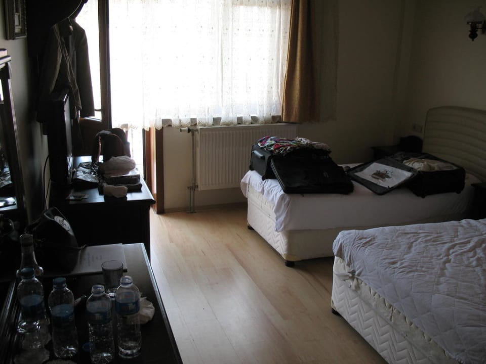 Doppelbett plus Zusatzbett für Koffer Hotel Saruhan