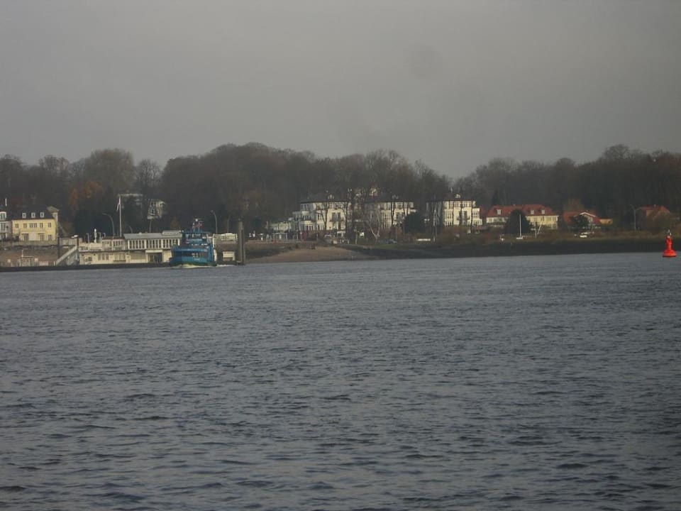 Blick zum gegenüberliegenden Ufer  elaya hotel hamburg finkenwerder