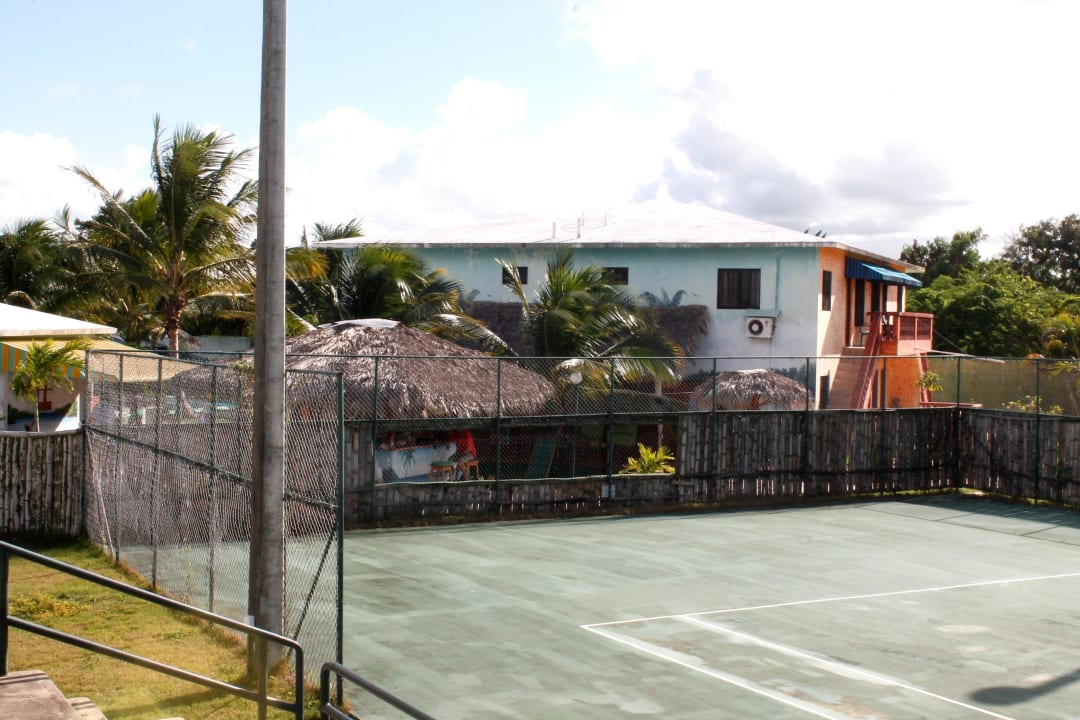 Schöne Hart- und Sandplätze zum Tennis spielen Hotel Playa Chiquita