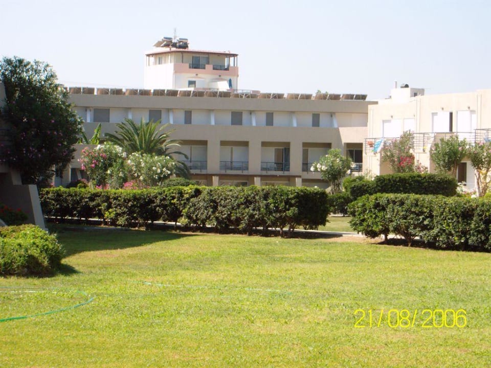 Grünanlagen zwischen den Gebäuden Santa Marina Beach