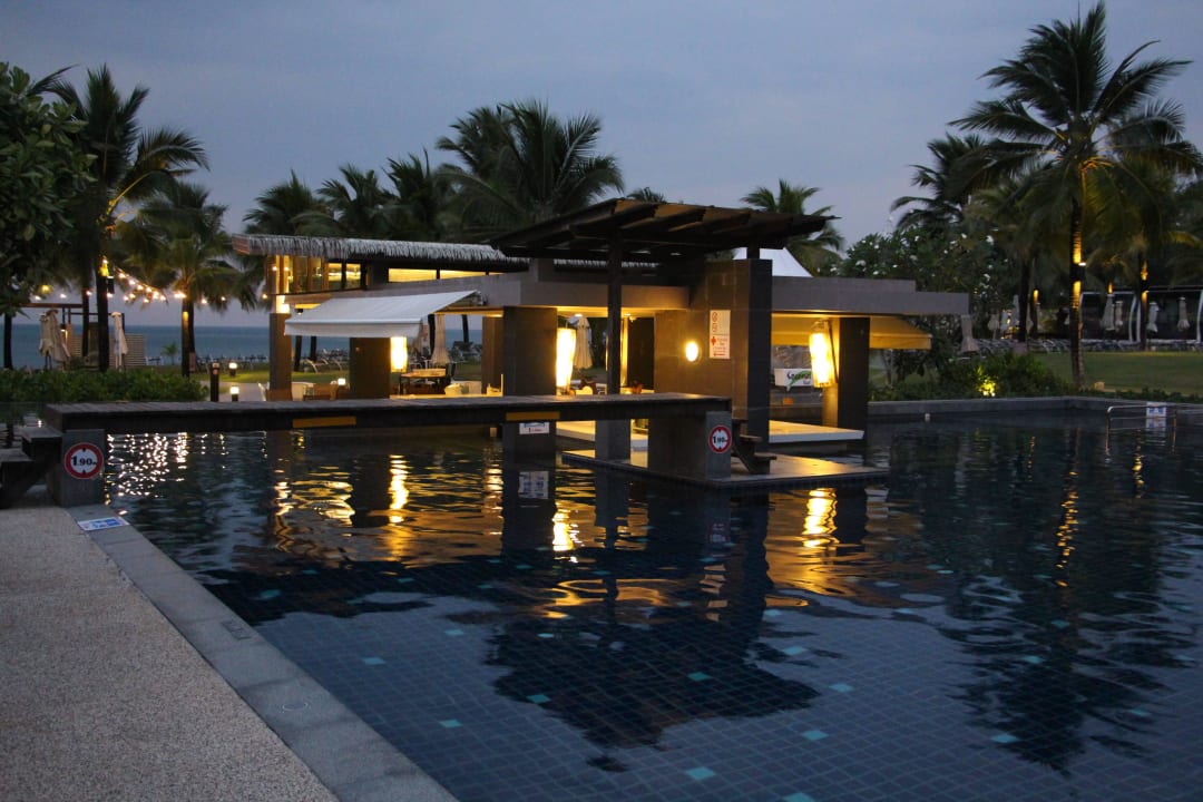 Poolbar mit Sicht zum Meer The Sands Khao Lak by Katathani