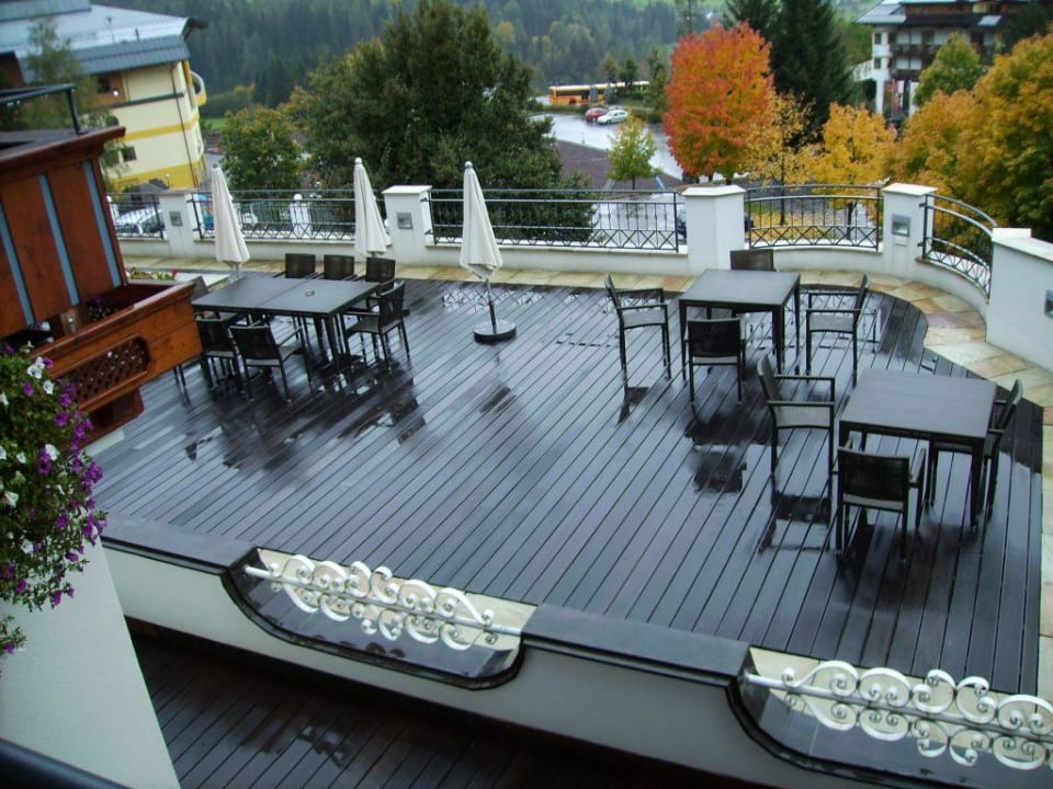 Blick auf die Terrasse der Tagesbar Alpina Alpendorf