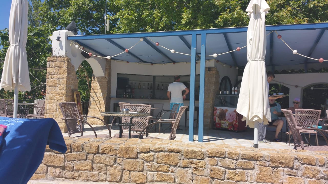 Poolbar mit George Acrotel Athena Pallas