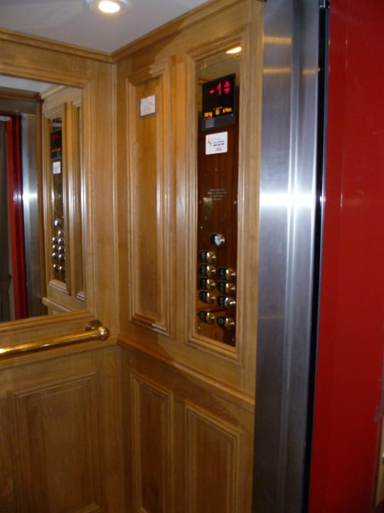 Liftinterieur passt stimmig zum Rest vom Hotel Hotel des Arts Montmatre