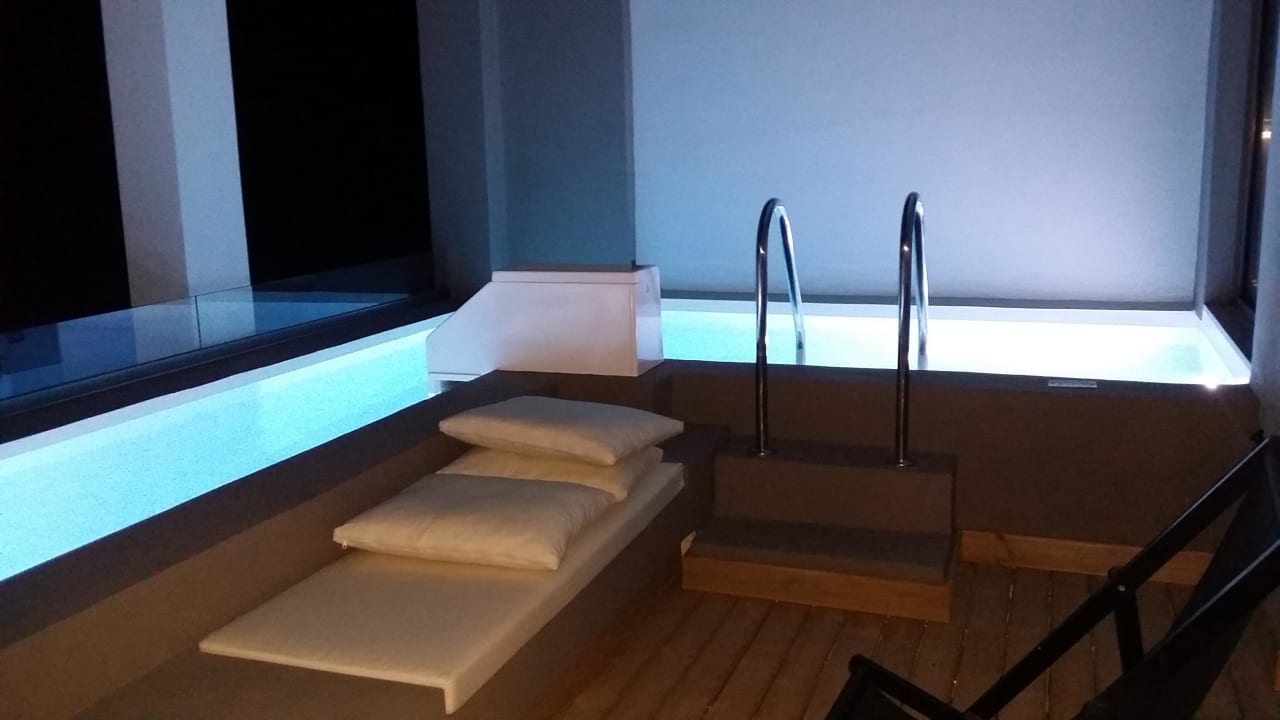 Der Pool am Zimmer am Abend Domes Aulus Elounda All-Inclusive Resort, Curio Collection by Hilton