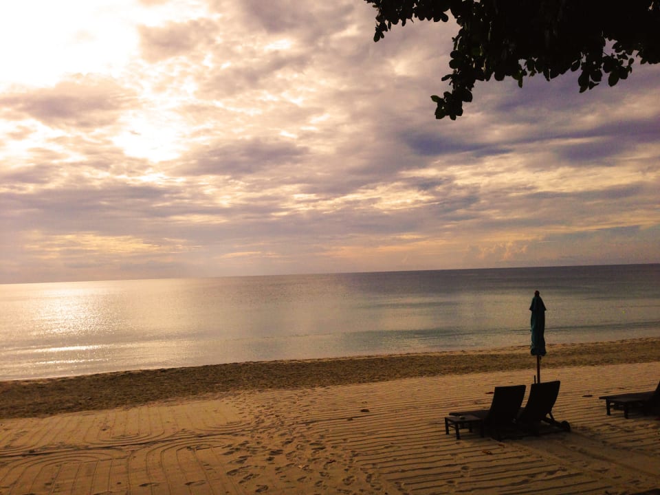 Sonnenaufgang am Strand Buri Rasa Village Samui Adults Only Resort