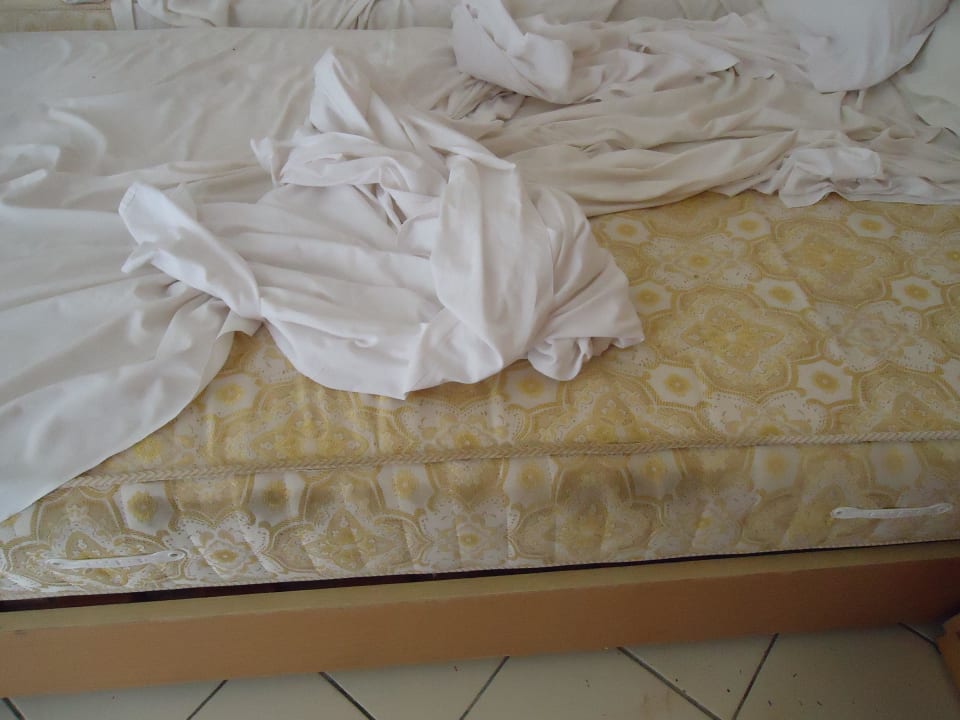 Auf sowas mussten wir schlafen !!!  Sidi Mansour Resort & Spa