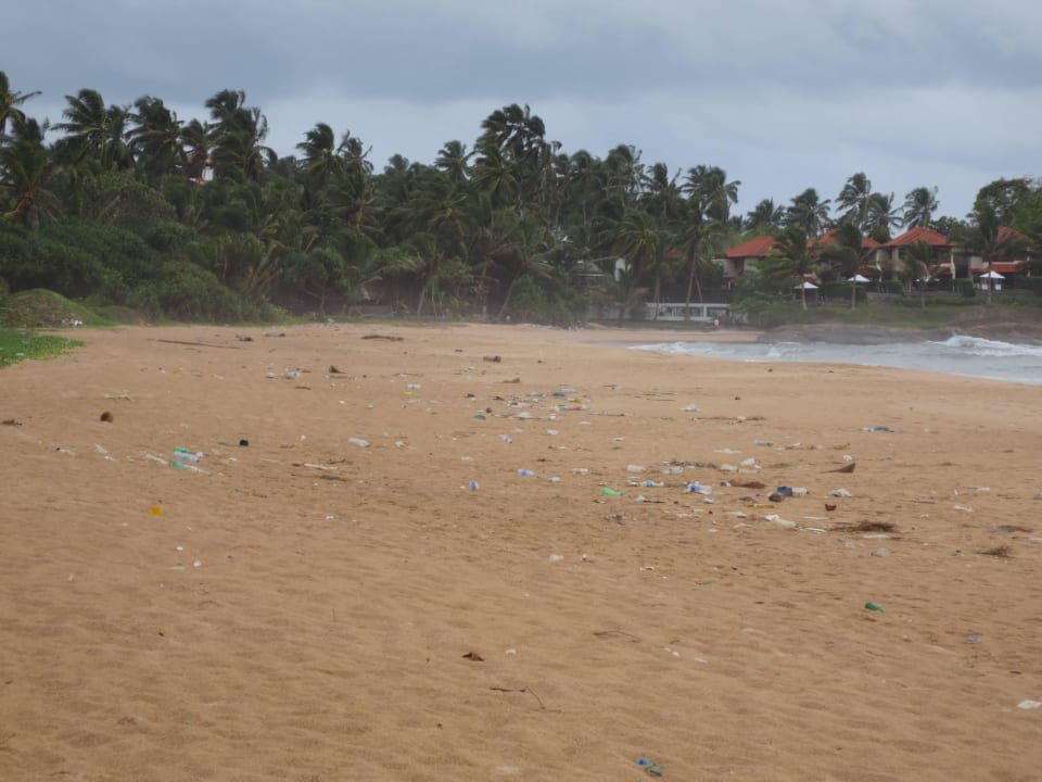 Strand (rechts und links) :-( Hotel Bentota Village