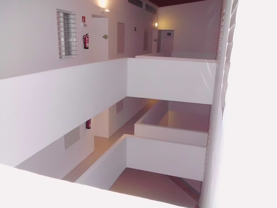 Schlafzimmerfenster zum Treppenhaus Club Simó Hotel by Senator