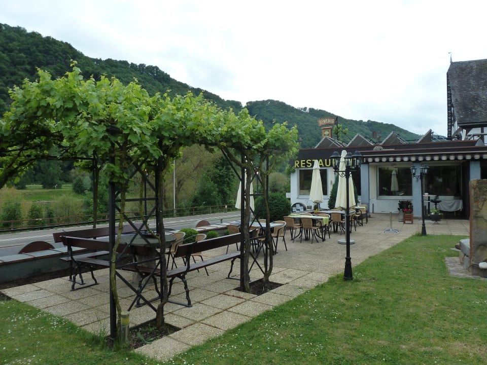 Hotelterrasse mit Blick auf die Mosel Hotel Sewenig