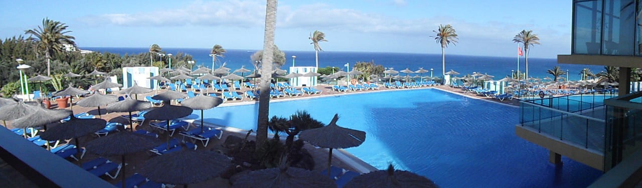 Blick auf Pool und Atlantik SBH Club Paraiso Playa