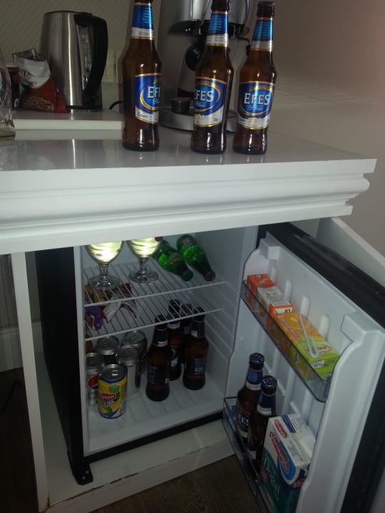 Prall gefüllte Minibar Hotel Delphin Imperial