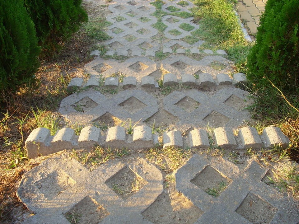 Weg zum Strand große Vorsicht Hotel Sineva Beach