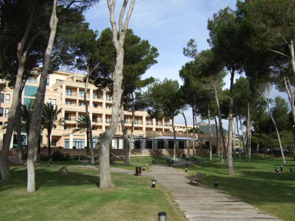 Blick auf das Hotel vom Eingang im Garten aus Hipotels Hipocampo Palace & Spa
