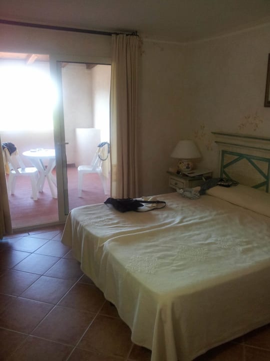 Das Zimmer auch beim Tageslicht dunkel Colonna Beach Hotel