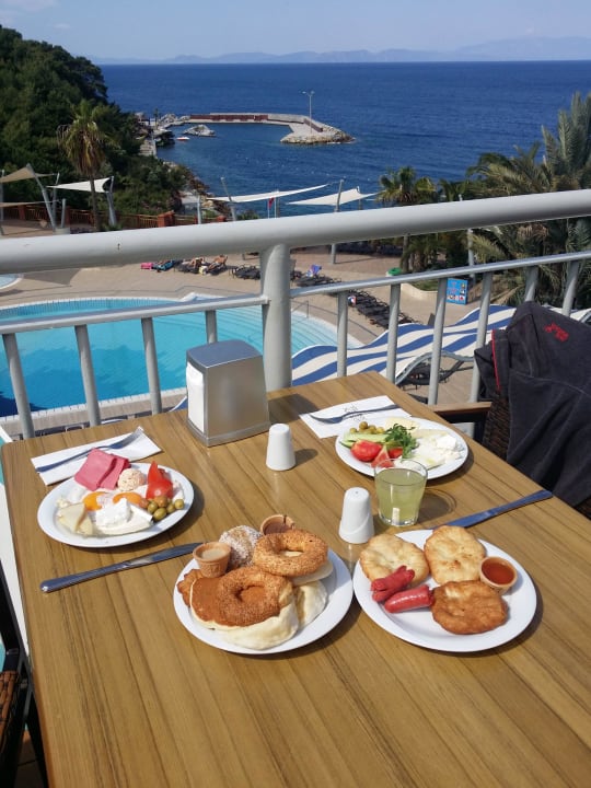 Lecker Frühstück Hotel Pine Bay Holiday Resort