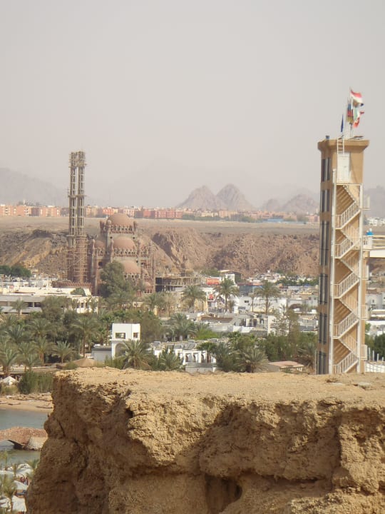 Nieuwe moskee op Old Market gezien vanaf de brug Albatros Sharm Resort