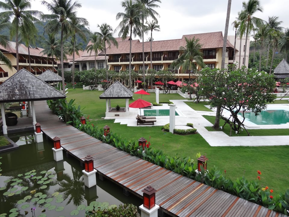 Garten mit Teichen und Holzstegen Dinso Resort & Villas Ko Chang, Vignette Collection by IHG