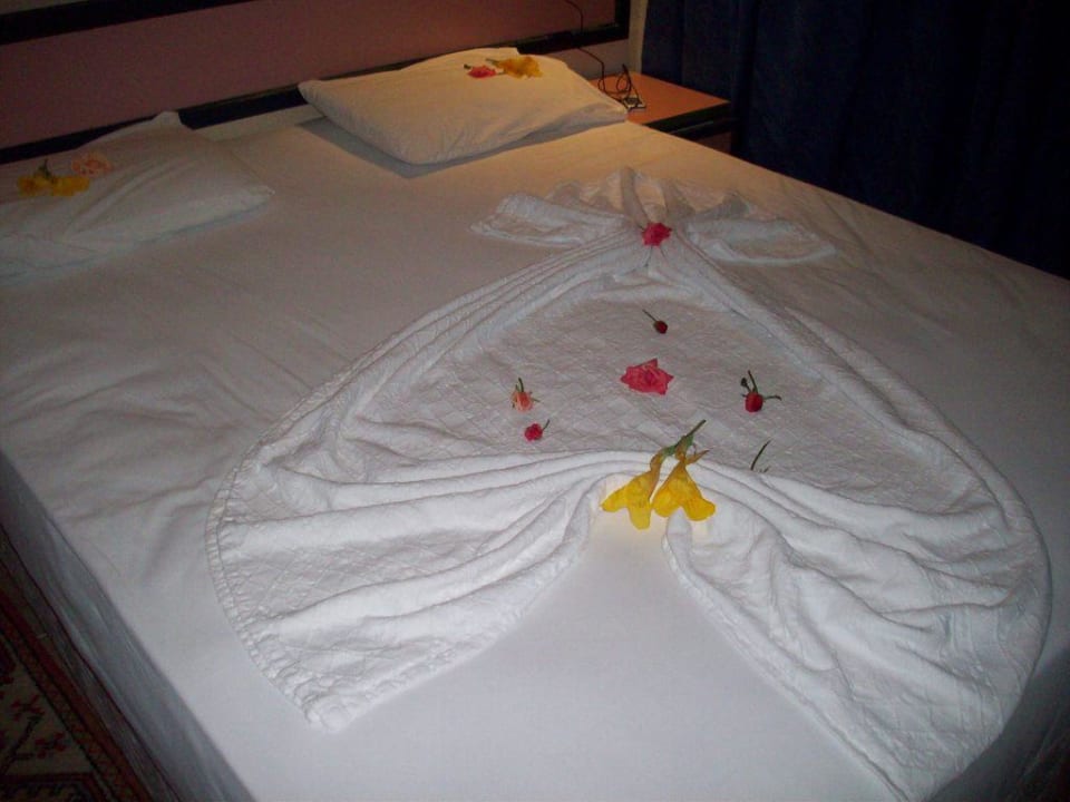 Liebevolle Bettdekoration Hotel Sirma