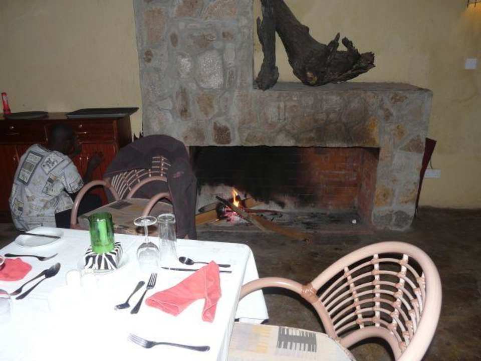 Im Retsaurant mit Kamin Mara Leisure Camp