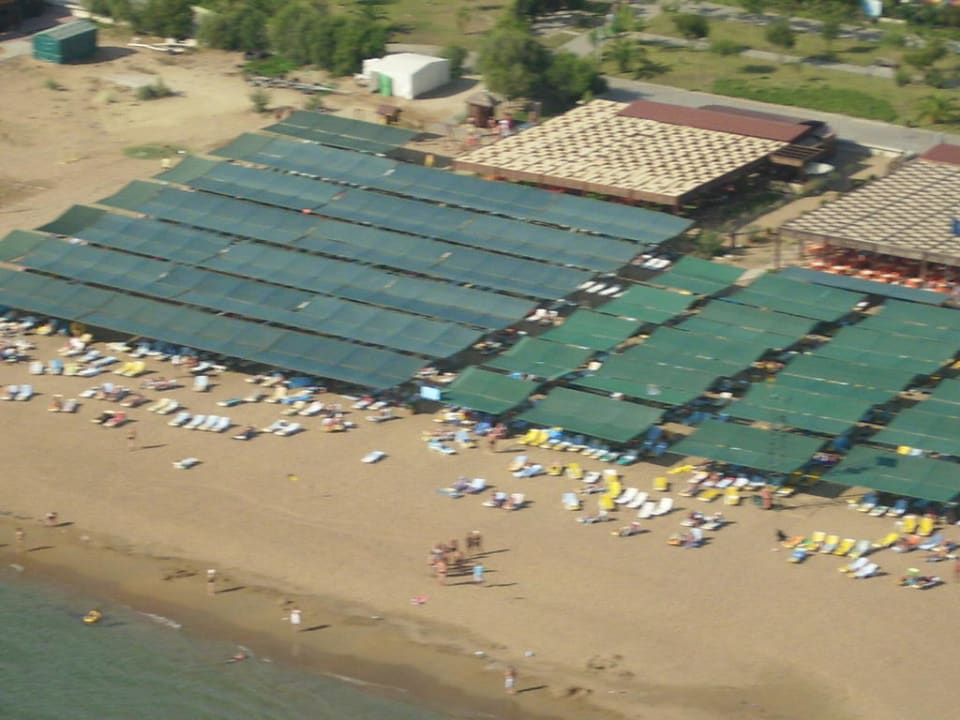 Der hoteleigene Strand von oben FUN&SUN Smart Hane Sun Hotel