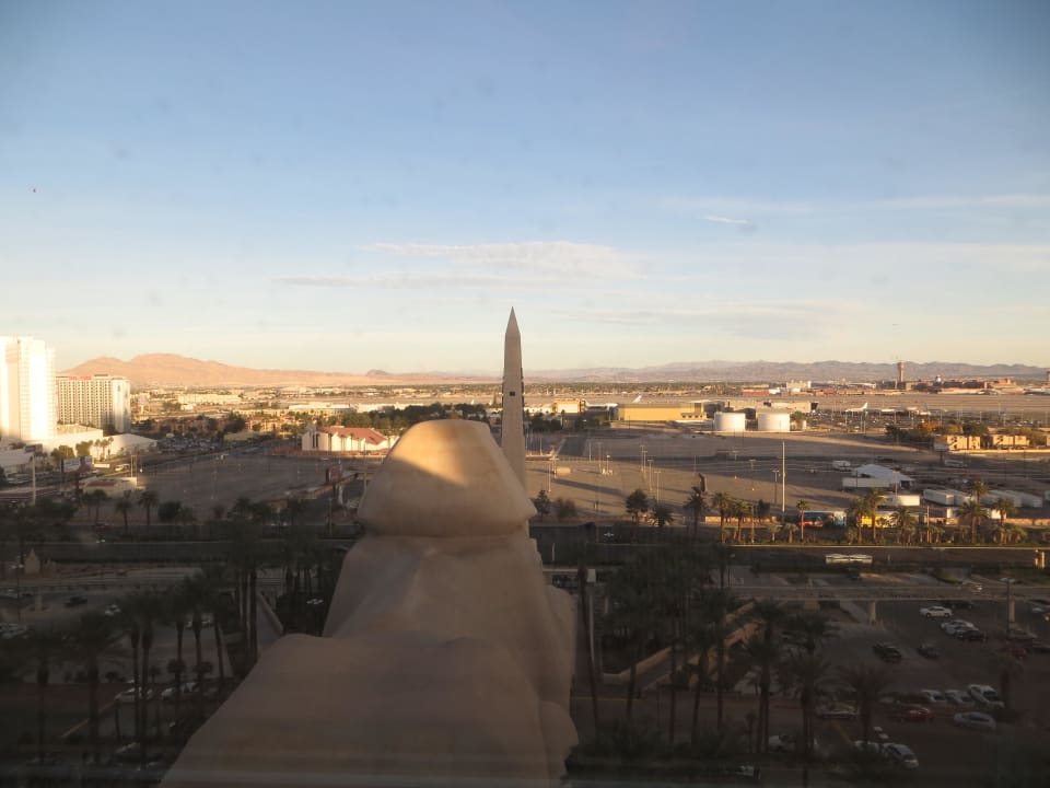 Ausblick Pyramidenzimmer  zum Strip/Airport Luxor Hotel & Casino