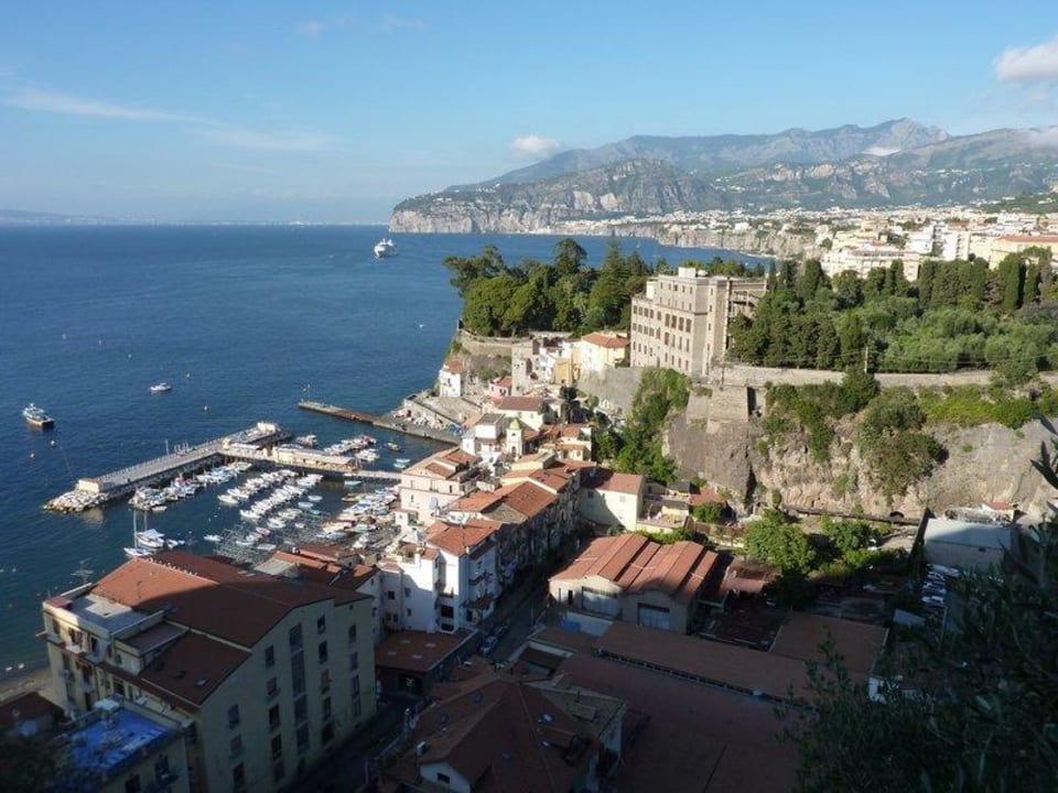 Von der Via Capo vor der Einfahrt zum Hotel Desire Hotel Desiree