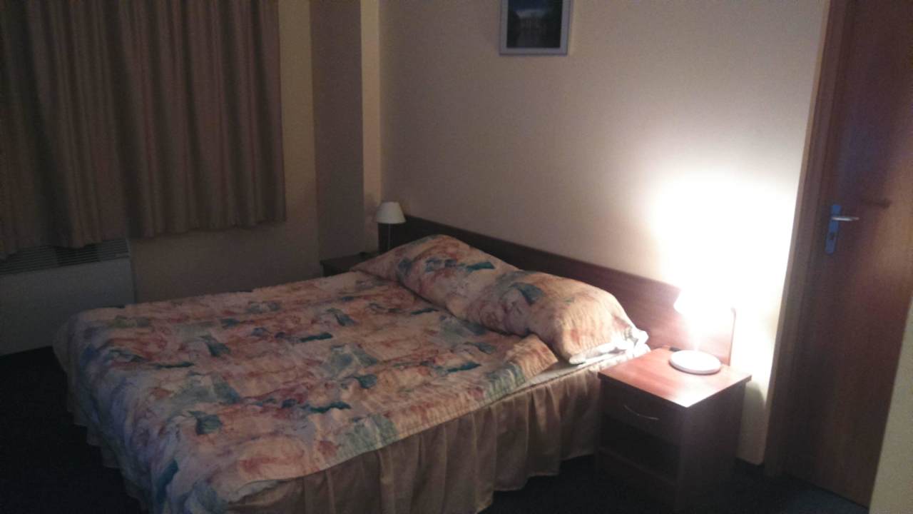 Łóżko niewygodne Sangate Hotel Airport