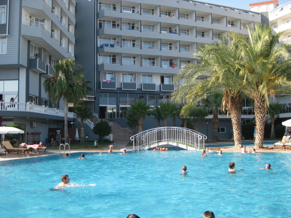 Haupthaus und Pool Mira Meridia Beach Hotel