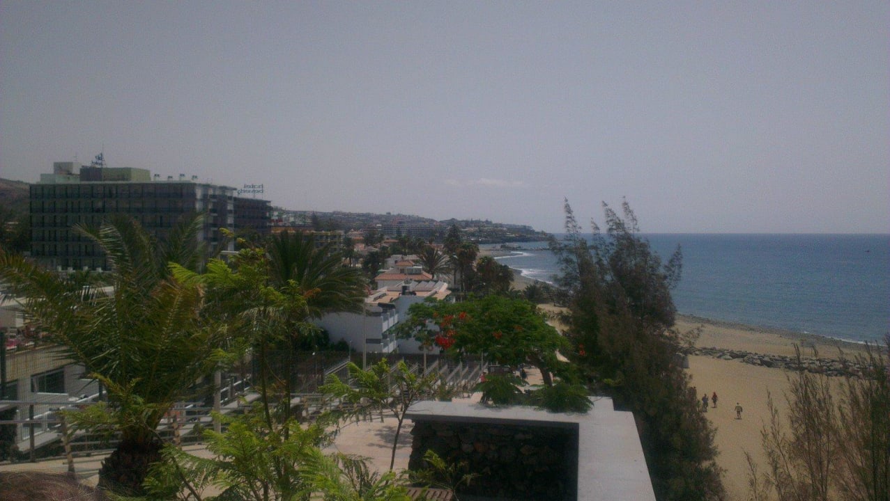 Ausblick auf den direkt gelegenen Hotelstrand Hotel Europalace