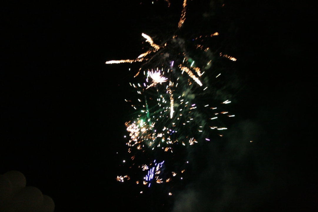 Feuerwerk bei der Poolparty, alles in weiß Bella Vista Beach Club