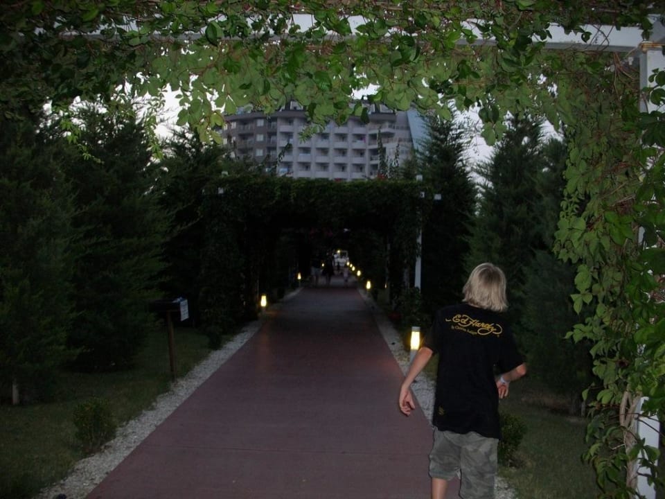 Weg zum Strand und Aktiv-Pool Saturn Palace Resort Hotel
