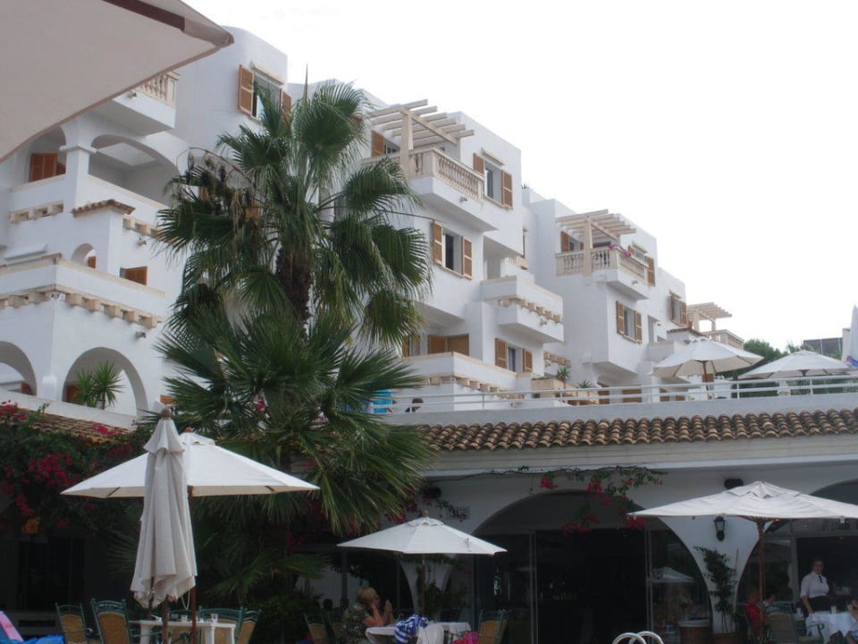 Blick vom Pool auf das Hotel Gavimar La Mirada Club Resort