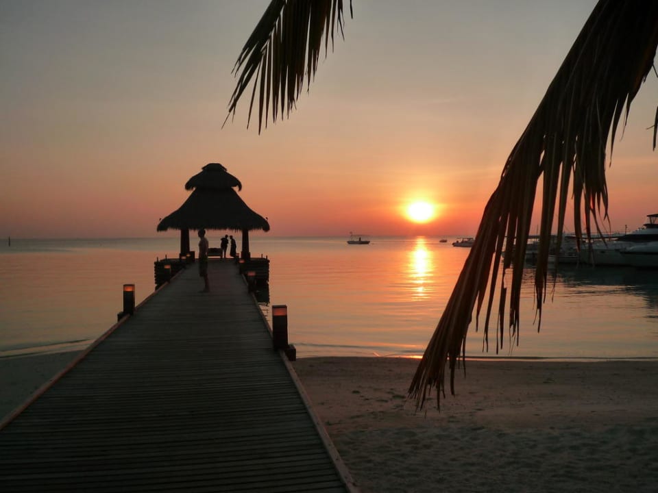 Abendstimmung am Ankunftssteg Baros Maldives Resort