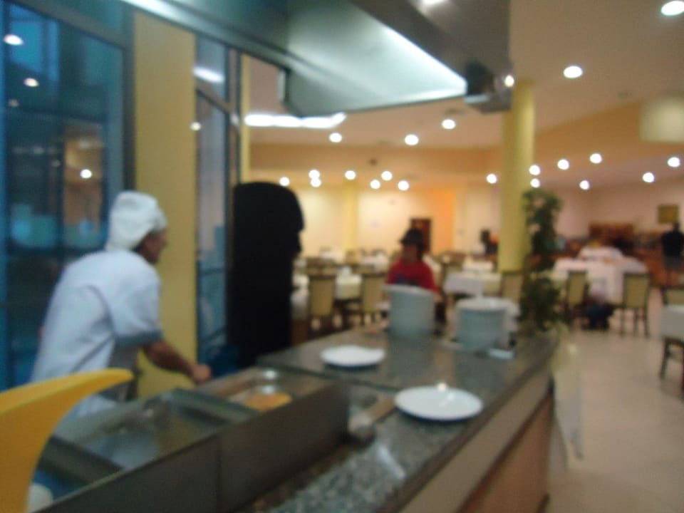 Koch beim Pfannekuchen-Weitwurf Park Hotel Golden Beach