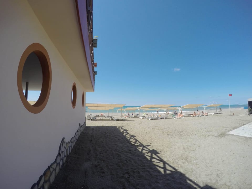 Beachbar und Strand Club Turtas Beach Hotel