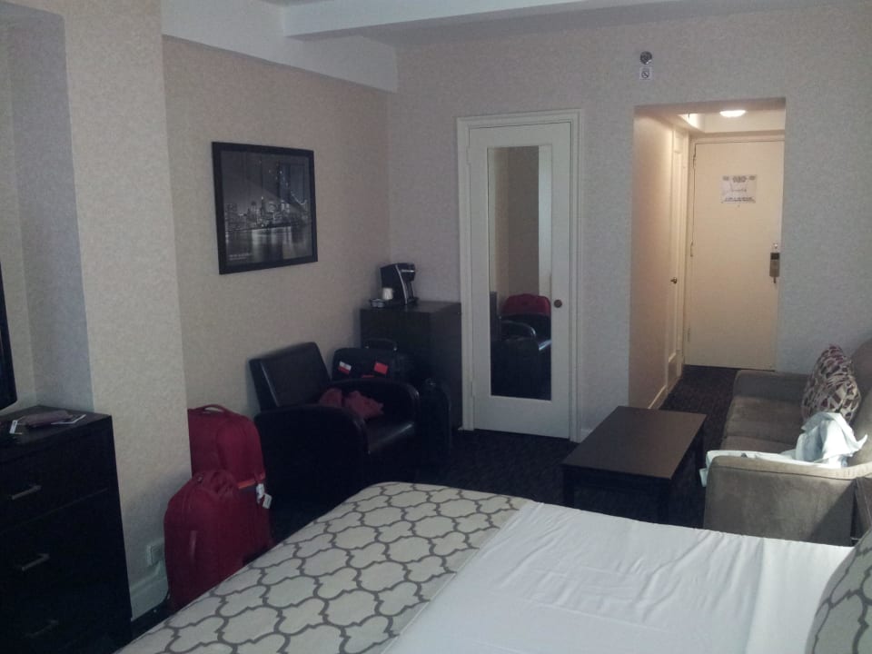 Hinter Spiegeltür"Schrank, Gang vor rechts=Bad Hotel Edison